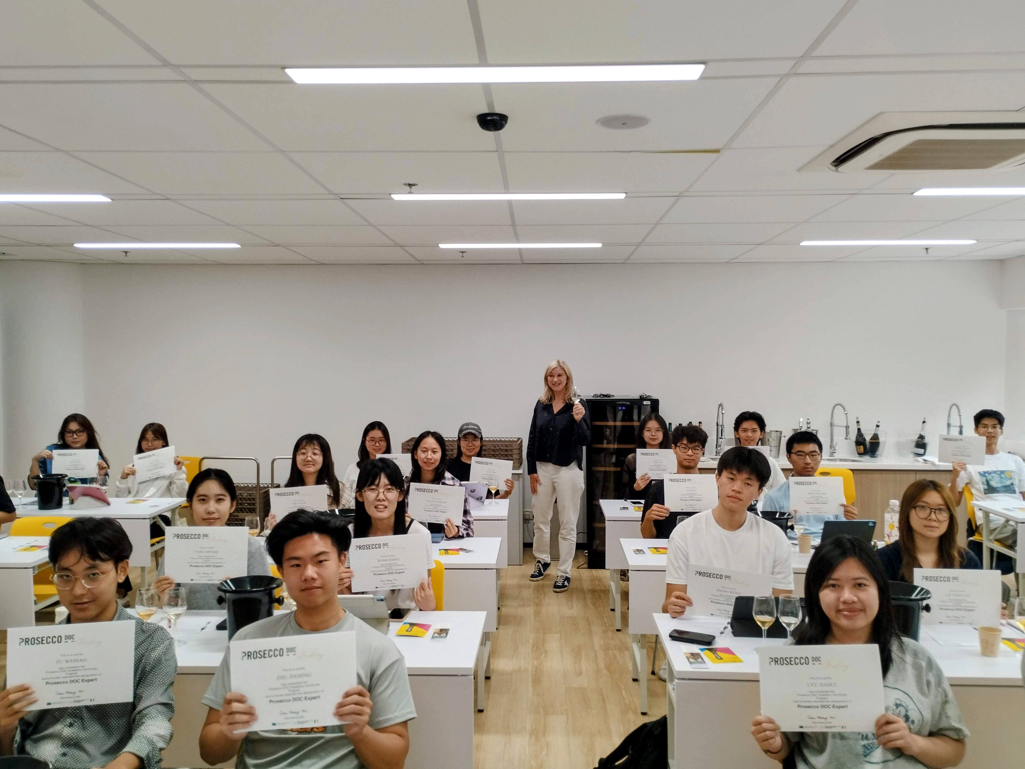 葡萄酒大师再访澳旅大指导学生意大利气泡酒知识